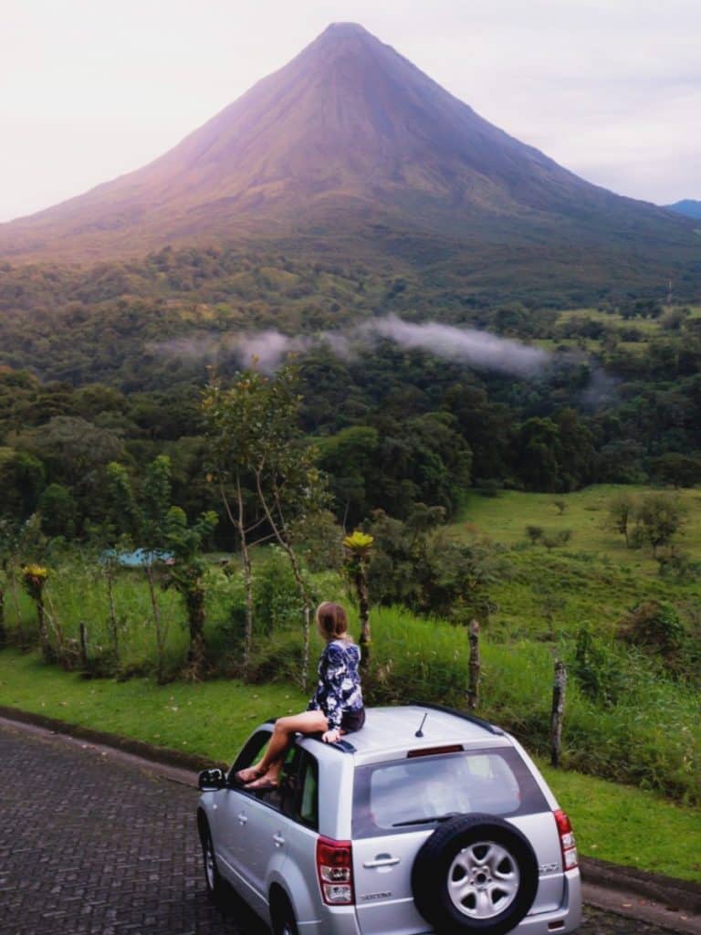 Voyagez en toute sécurité en voiture à travers le volcan Arenal au Costa Rica.