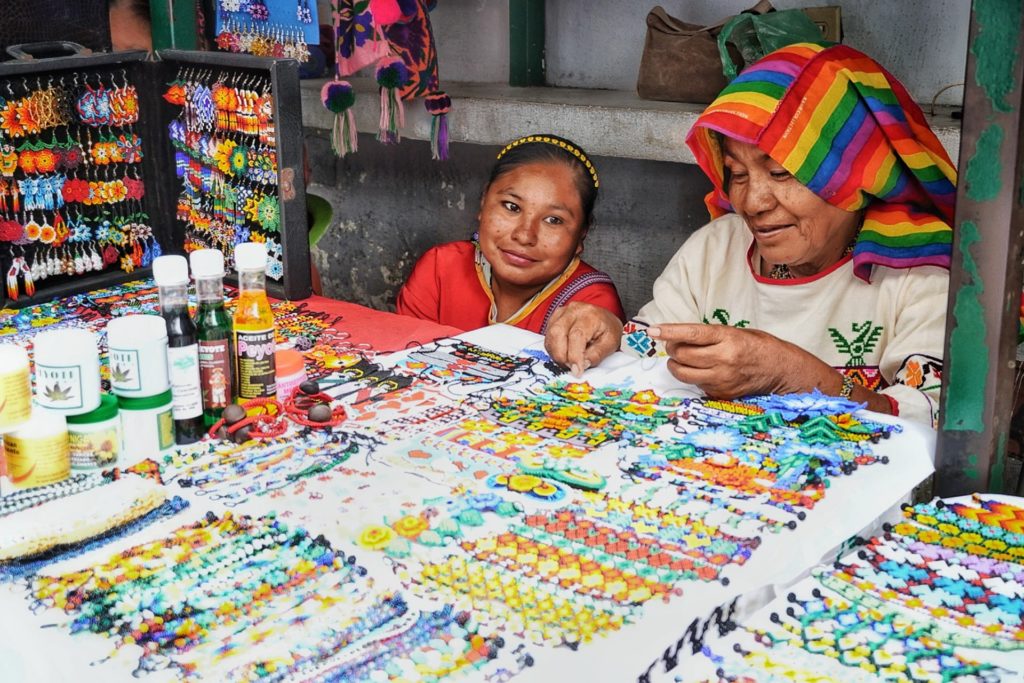 Deux femmes proposant leur artisanat huicol à la Riviera Nayarit, Mexique, que faire riviera nayarit