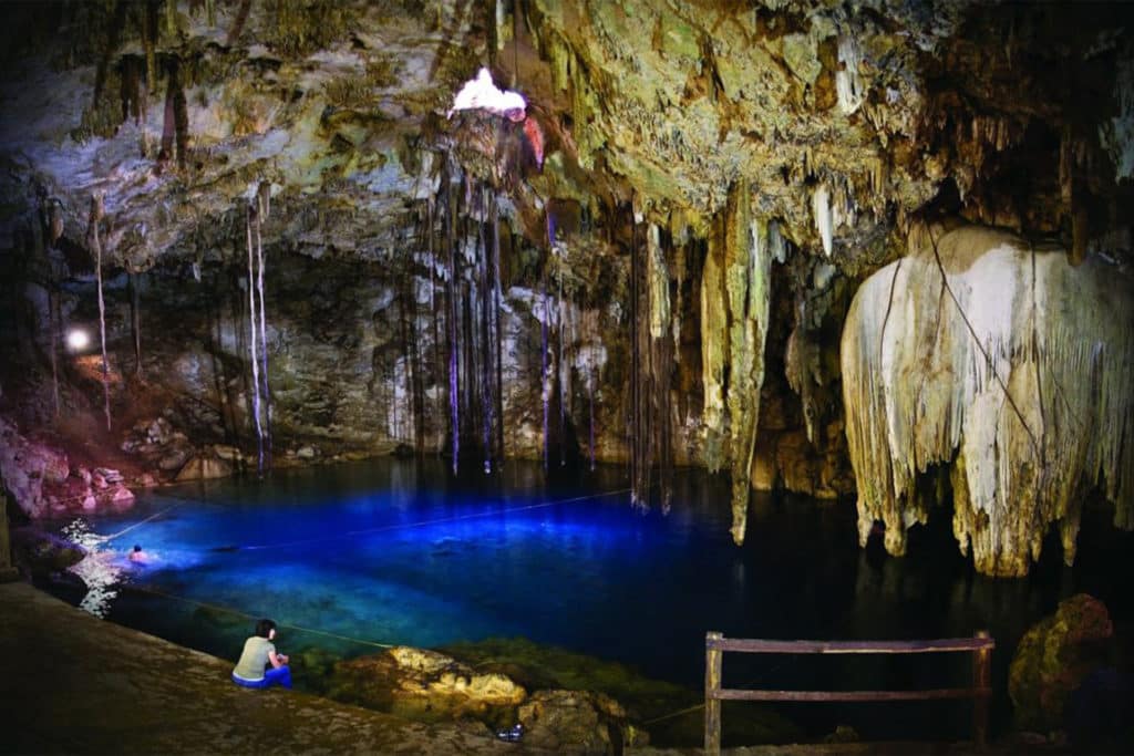 Personne assise dans la grotte de Cenote Sacrée