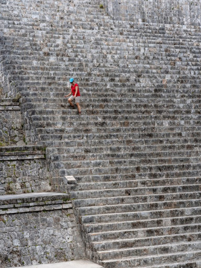 Homme montant les marches de la pyramide Kukulkán au Mexique, chichen itza curiosites