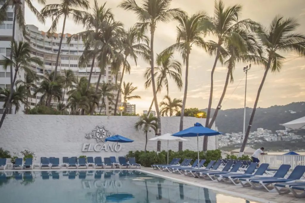 Hotel Elcano à Acapulco au Mexique avec sa piscine et transats
