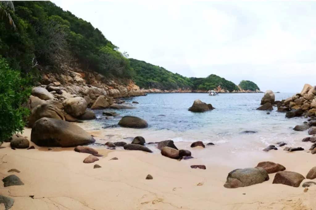 Ile de la Roqueta à Acapulco avec des touristes faisant de la plongée, acapulco mexique