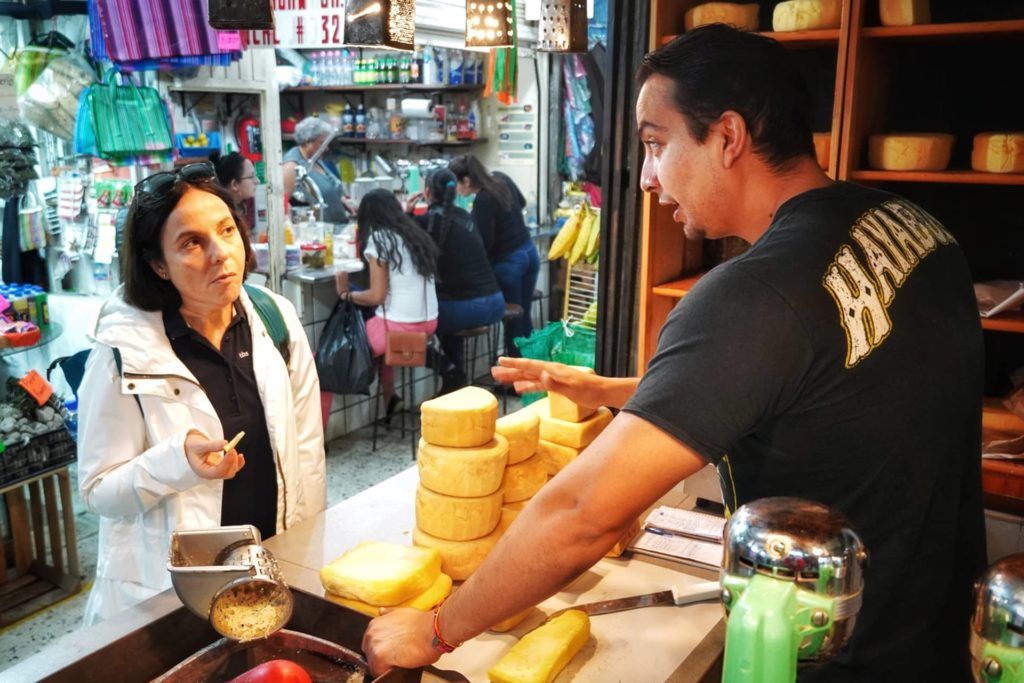 Femme achetant du fromage à un commerçant du marché Tépic au Mexique, que faire riviera nayarit