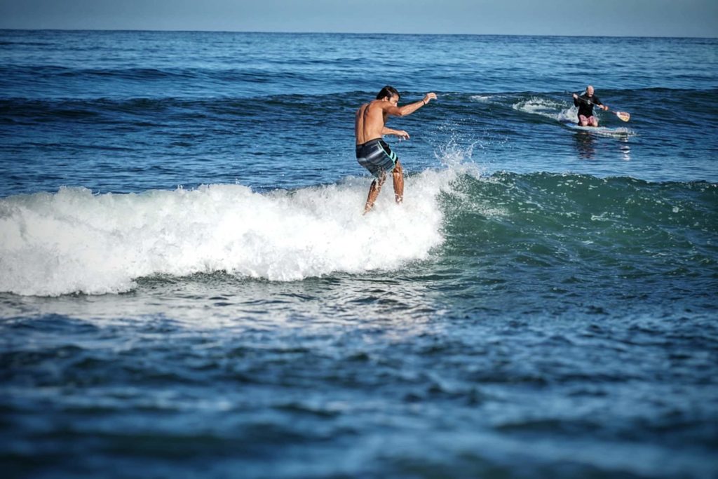 Deux surfeurs de la plage Sayulita, Riviera Nayarit au au Mexique, que faire riviera nayarit