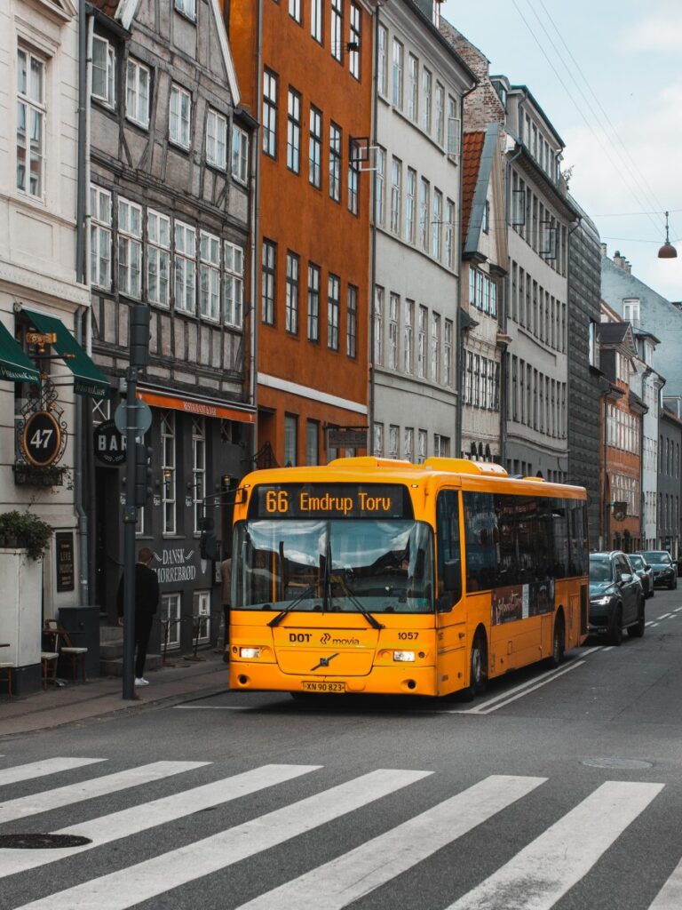bus jaune dans la ville
