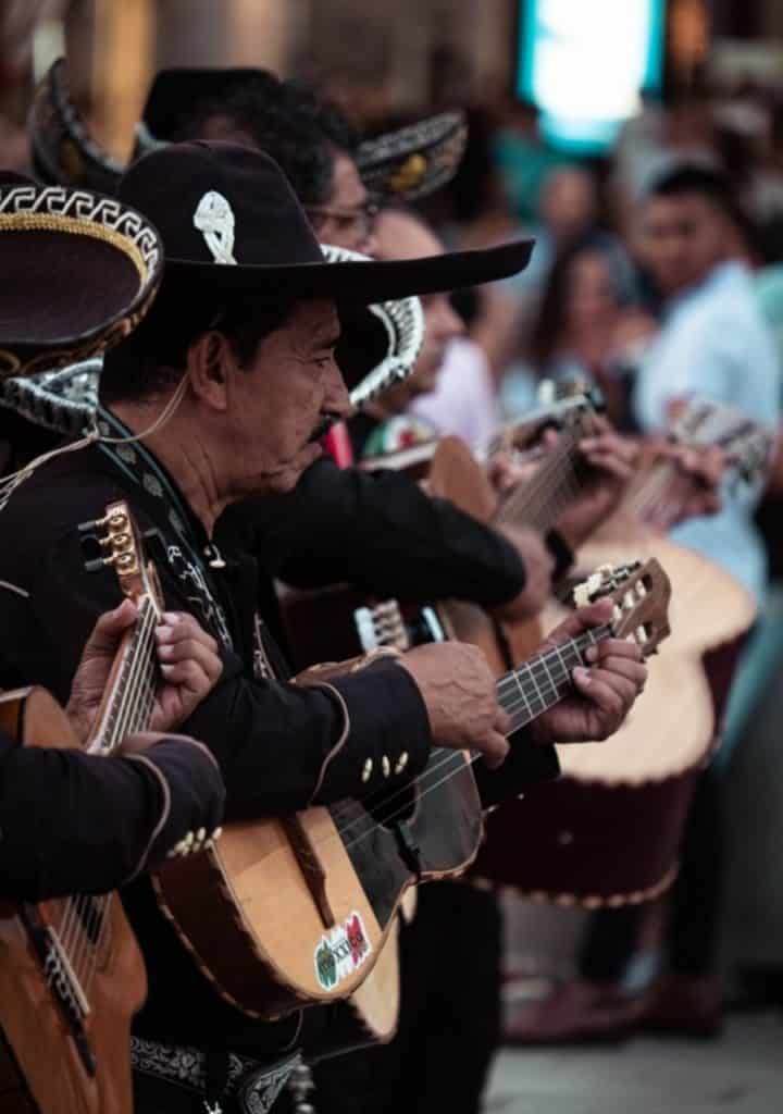 groupe de mariachis jouant de la guitare, que voir a guadalajara
