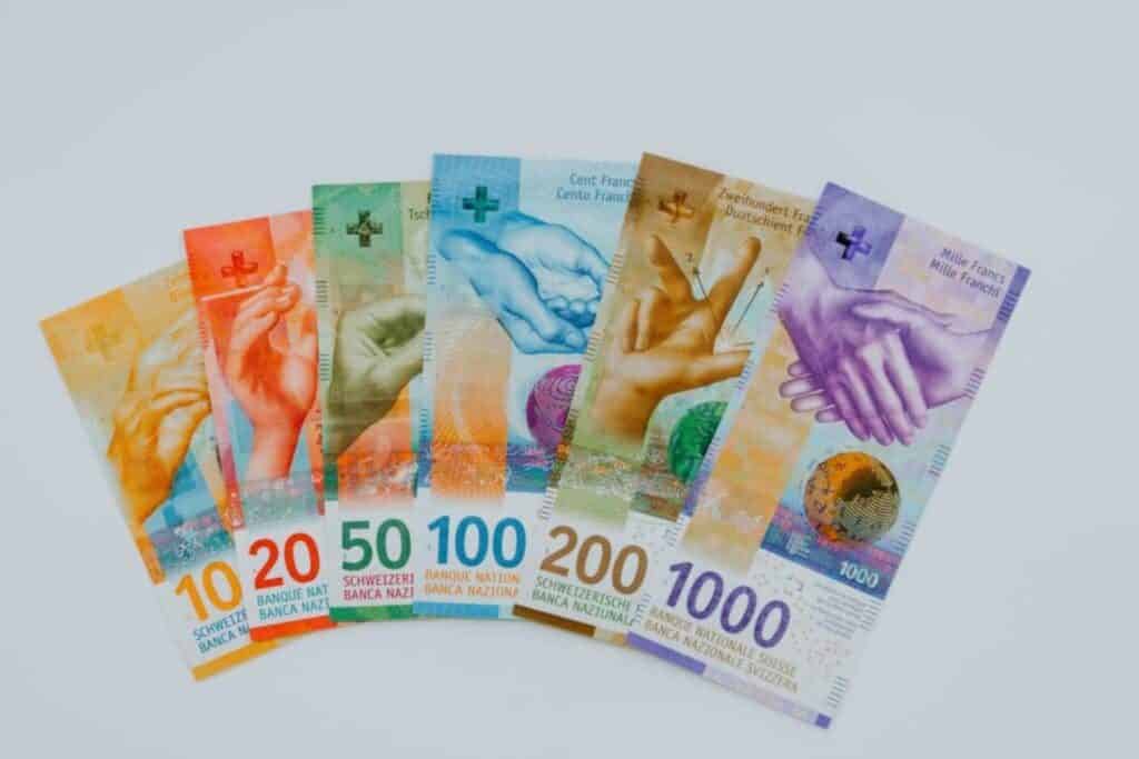 billets de 10, 20, 50, 100, 200 et 1000 francs suisse