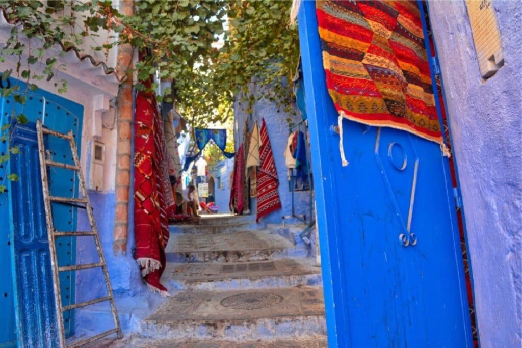 tapis dans une rue du village de chefchaouen au maroc