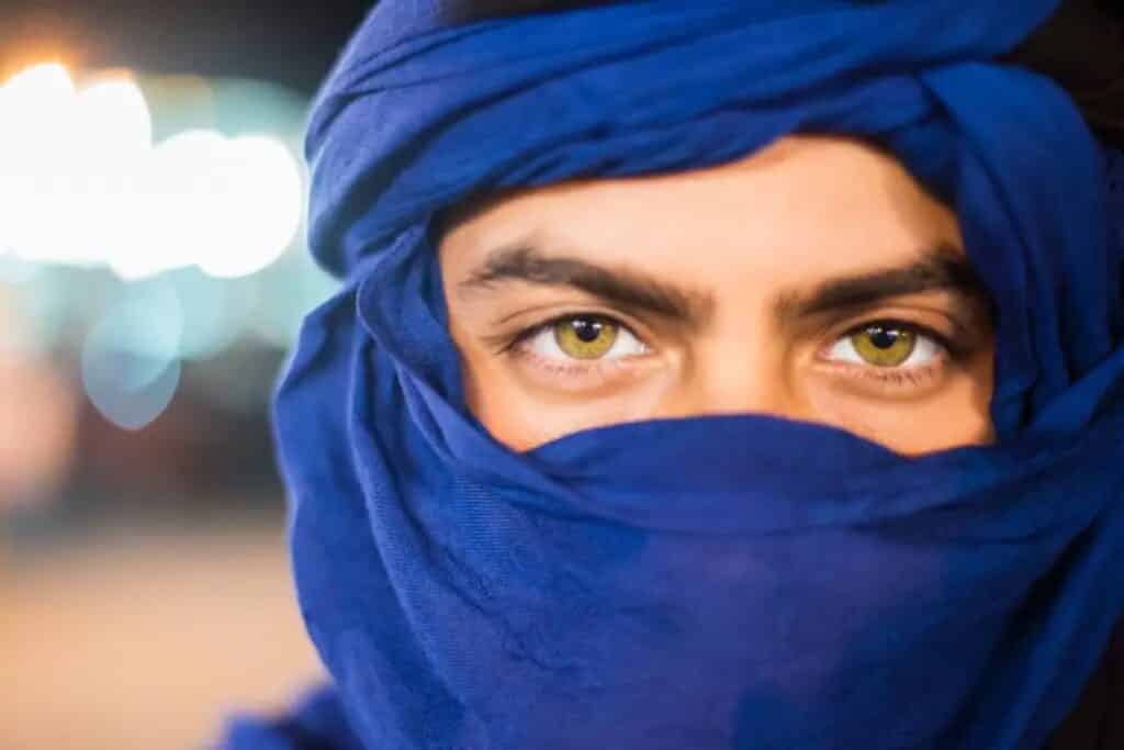 touristes portant le turban dnas le desert au maroc