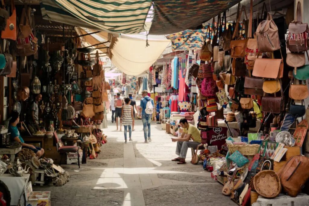souk du Maroc qui vendent des sacs et valises