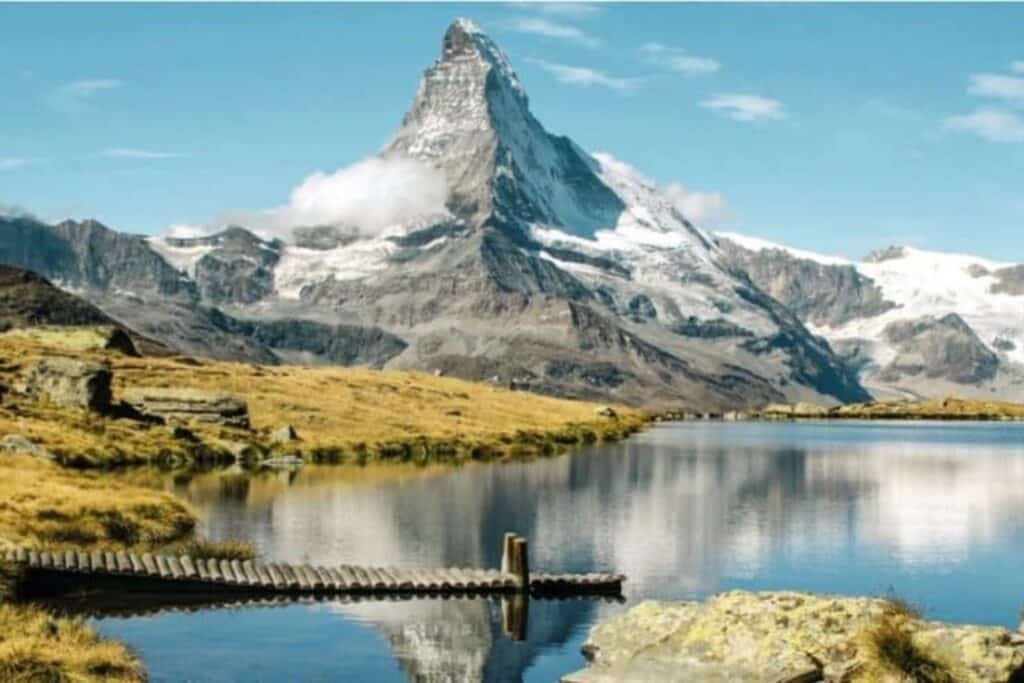 montagne face au lac en suisse