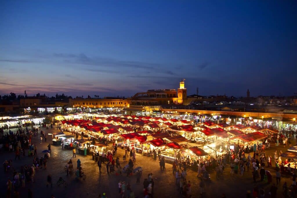 souk de marrakech au maroc de nuit 
