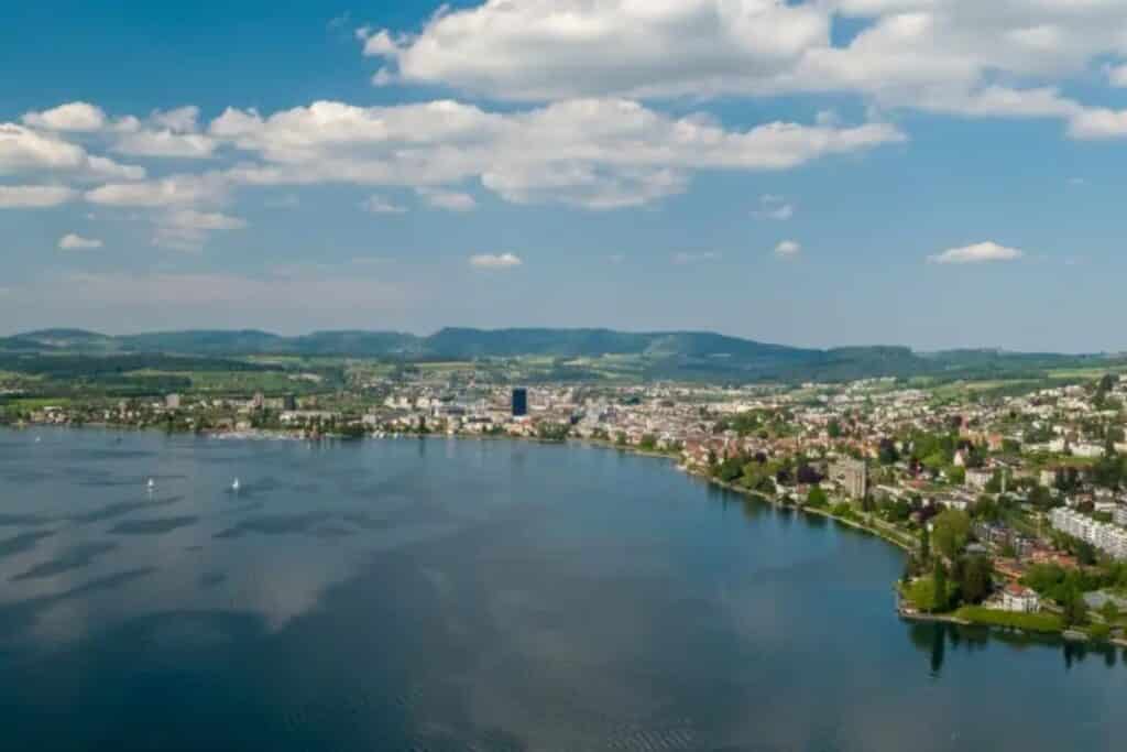 ville de zug en suisse face au lac