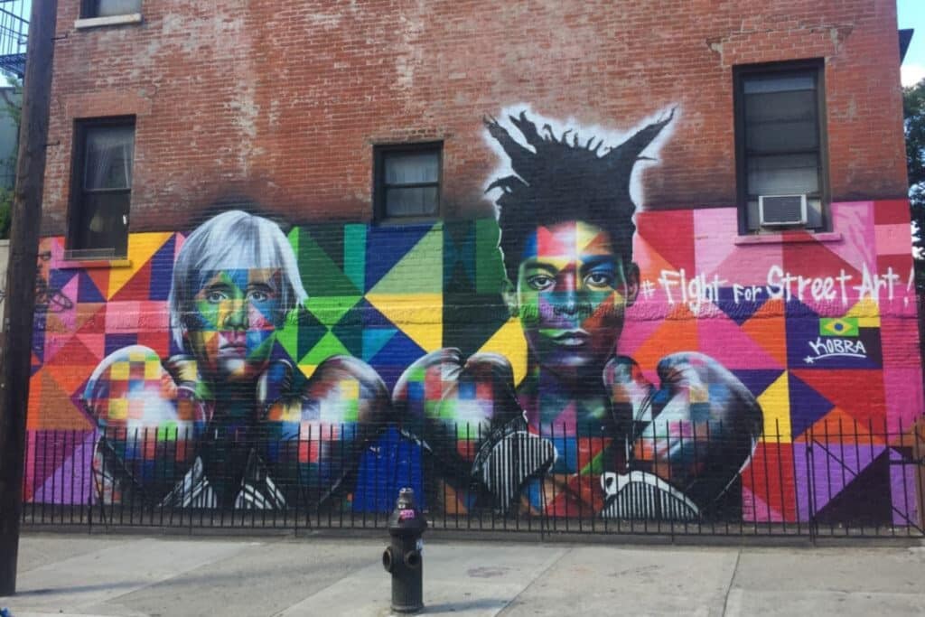 bouche d´incendie sur font de grafitis à New York