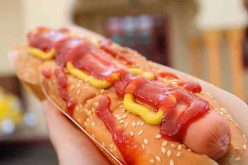 manger un hot dog à New York
